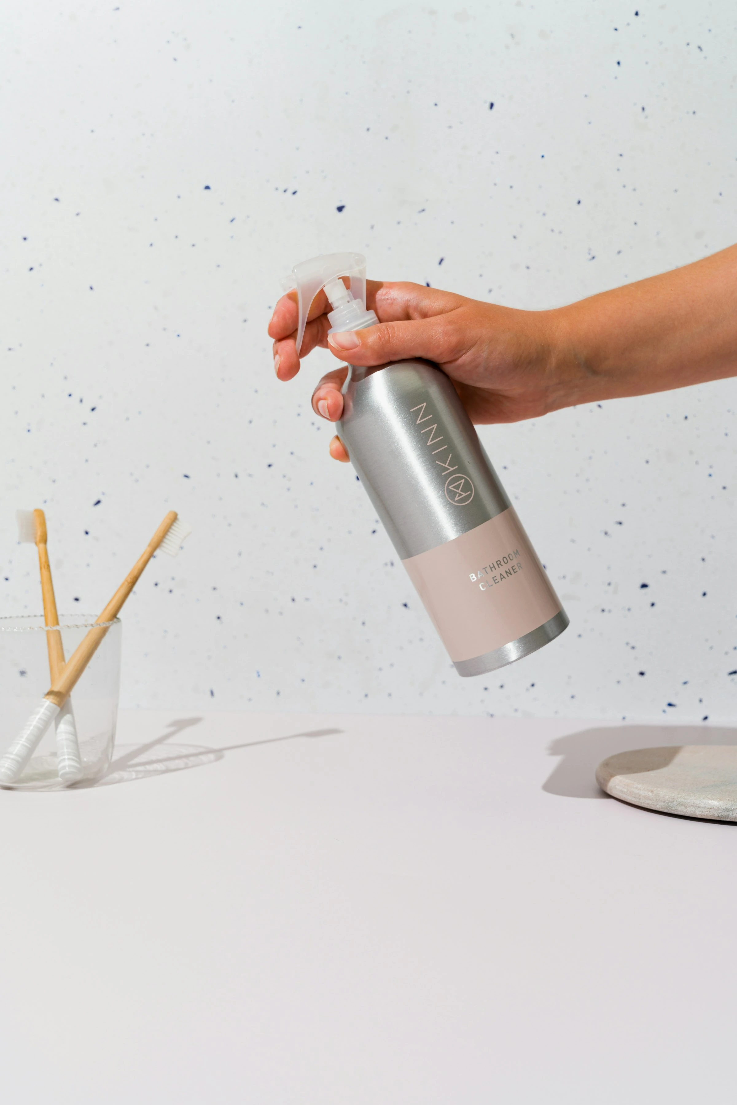 Mit Refill-Apps bei Putzmitteln sparen