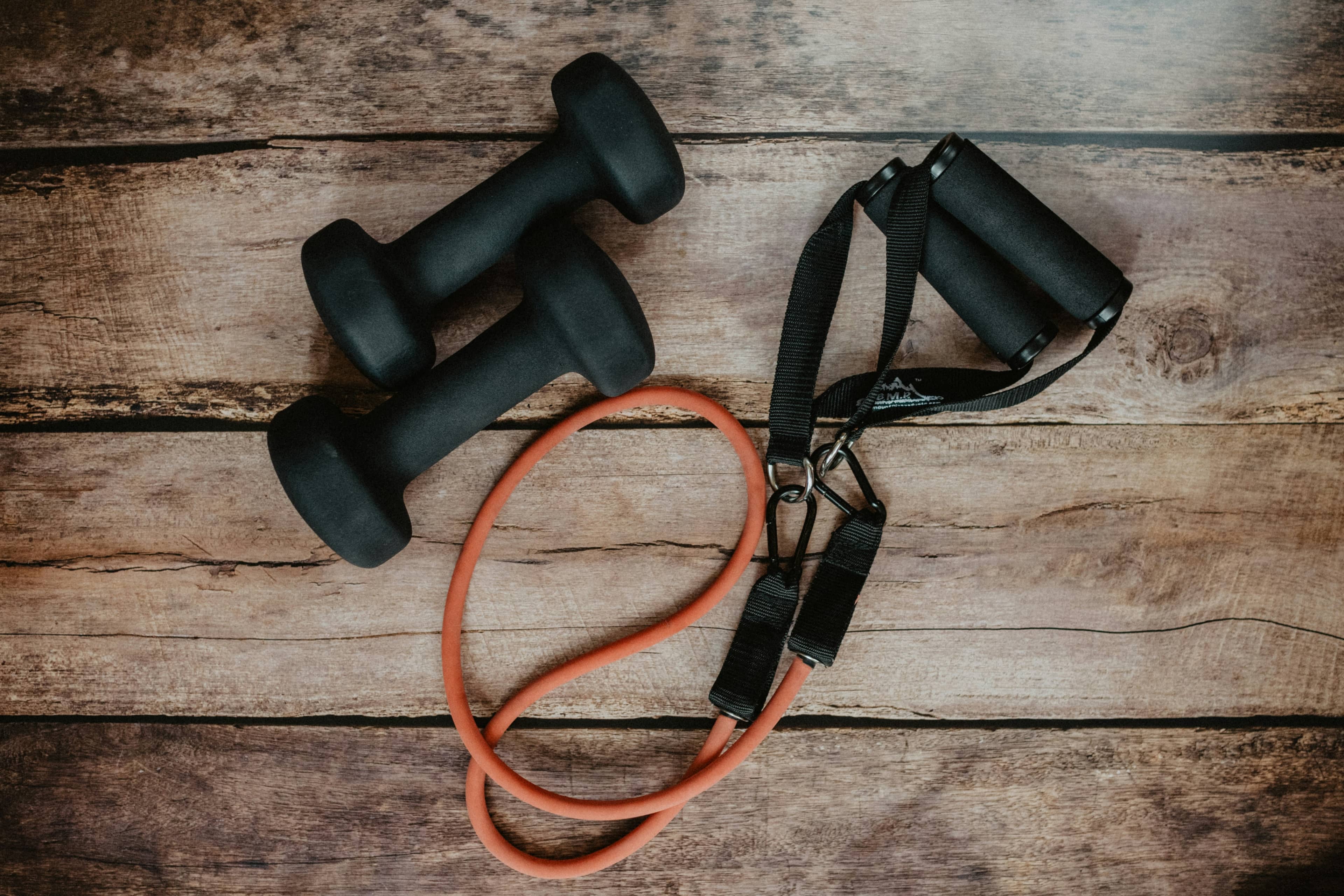 Wie du beim Fitness Geld sparst: Die besten Apps für Home-Workouts